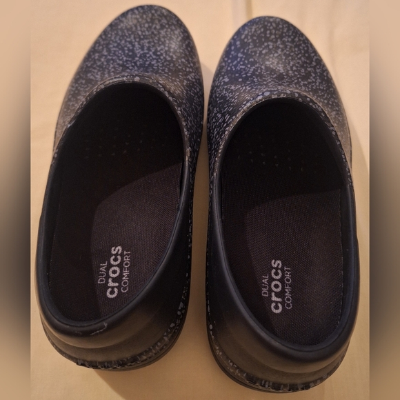 🐊CROCS Dual Comfort Size W8 (women's) - Picture 4 of 5